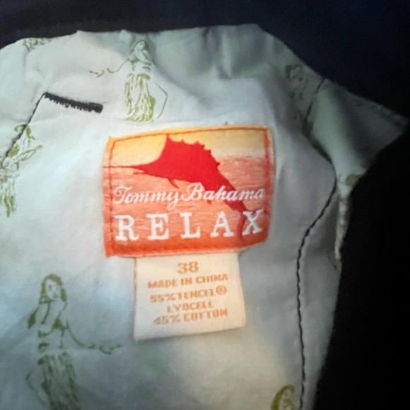 Tommy Bahama Cargo Shorts - Picture 4 of 5